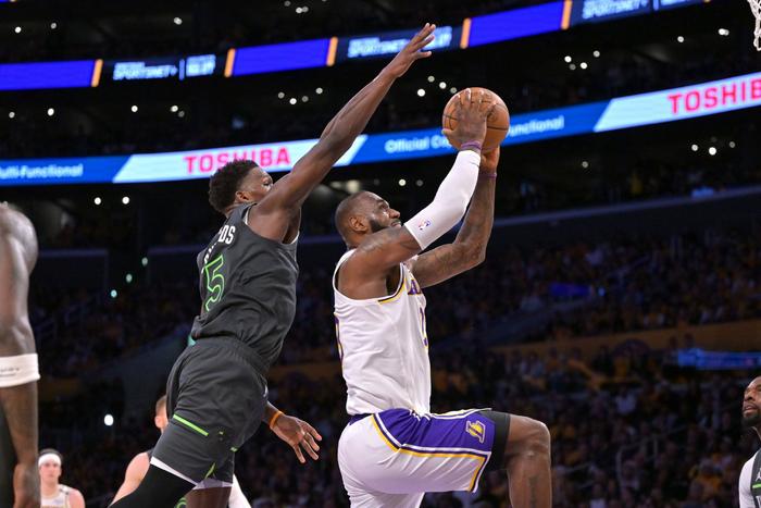 NBA季后赛生死战，爱德华兹0.1秒三分绝杀，森林狼淘汰掘金首进西决