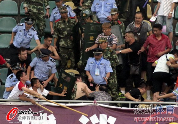  马赛德比战双方球迷爆发冲突  