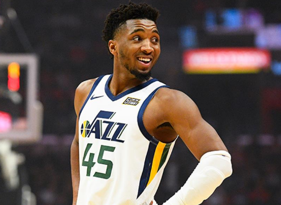 NBA约基奇补时争议绝杀勇士，终结对手七连胜登顶西部引热议